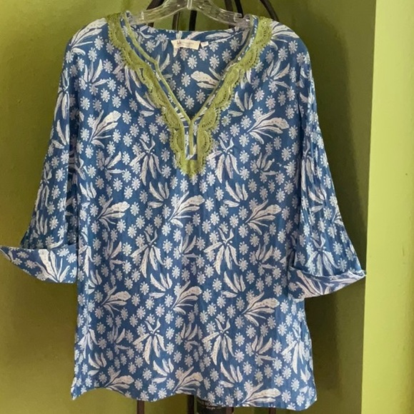 Bluthreads Tops - 💖Bluthreads blue tunic with green embroidered neckline